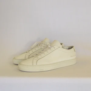 Common Projects sneakers - COMMON PROJECTS SNEAKERS  Storlek : 41  Passform : Passar 42  Användning : Skorna är i ett väldigt fint skick utan defekter  Nypris : Cirka 4000SEK