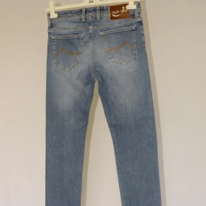 Jacob Cohën jeans  - JACOB COHËN JEANS  Storlek : W30  Passform : 688C  Mått : A = 38CM - B = 100CM  Användning : Jeansen är i fint skick utan defekter