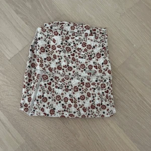Amin tights  - Superfina leggings från amin i beige med rödbrunt och svart blommönster. De är väldigt stretchiga vilket gör de perfekta för träningen. 