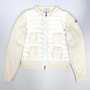 Moncler Cardigan - Otroligt trendig & stilren cardigan från Moncler. Storlek: S men sitter mindre. Skick: 8/10, fläckar finns (se bild 4 & 5). Retail: 9,500 SEK.