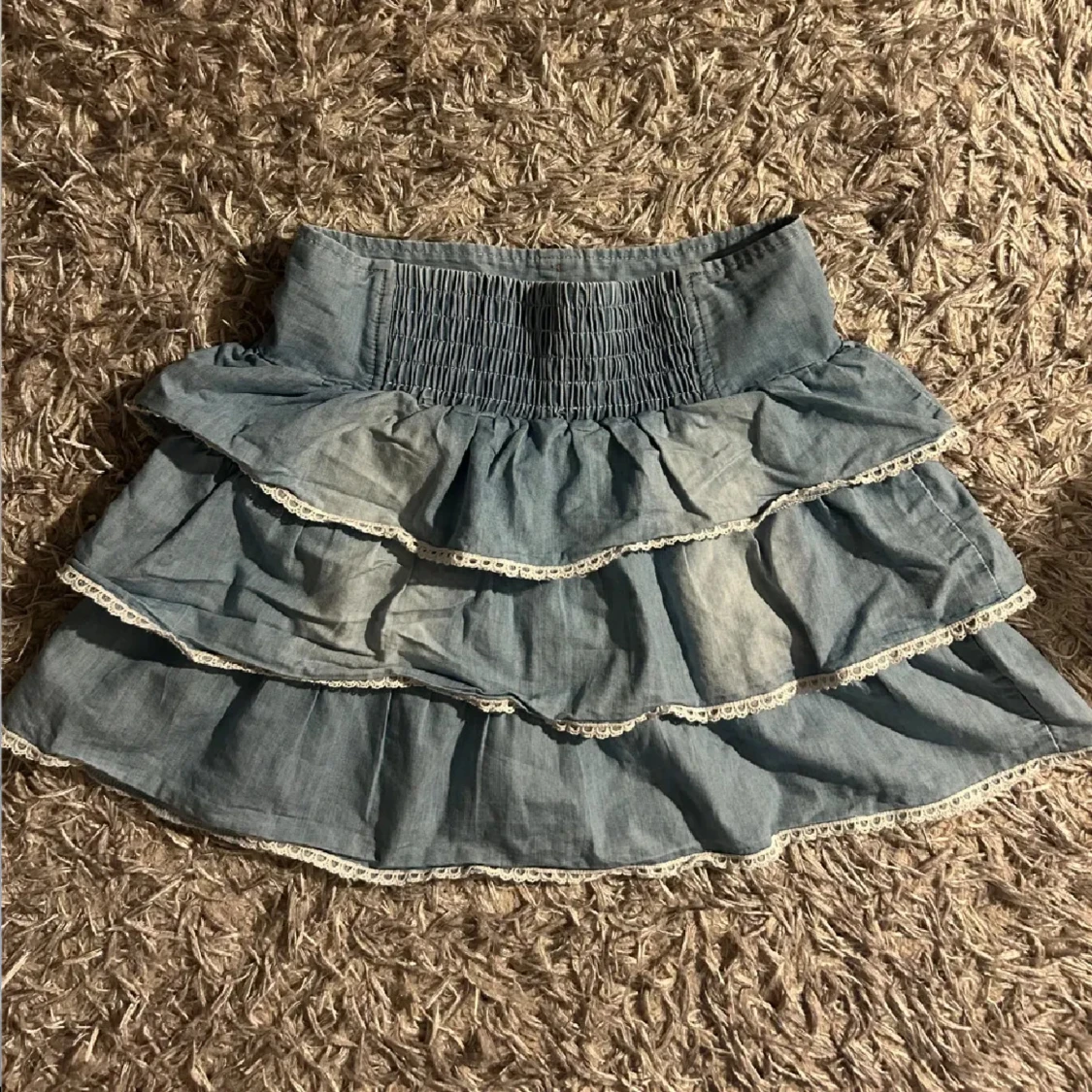 Blå volangkjol med spetsdetaljer - 2