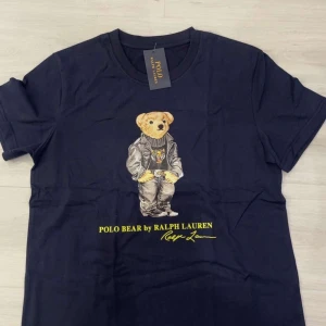 Mörkblå Polo Bear t-shirt Ralph Lauren - Snygg mörkblå t-shirt från Ralph Lauren. Den är i perfekt skick med tagg. Storlek M