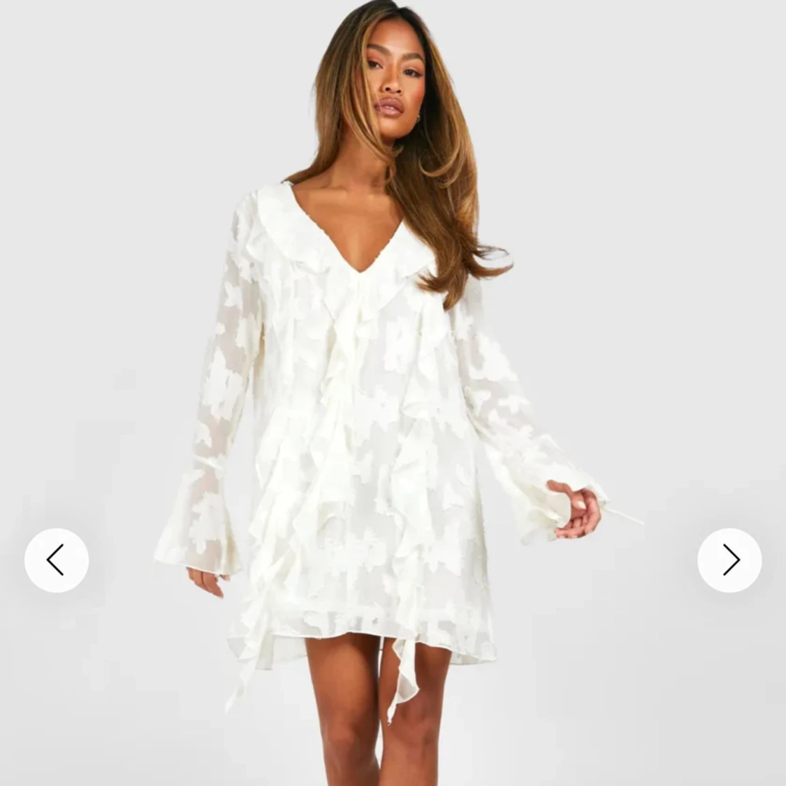 Vit volangklänning med v-ringning - 3