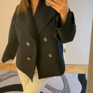 Marinblå kappa - Säljer en marinblå kappa från Y Gina då jag har tröttnat på den och köpt en ny, den är använd me inga tecken på det. Tvättas innan såklart, går att få fler bilder vid intresse!