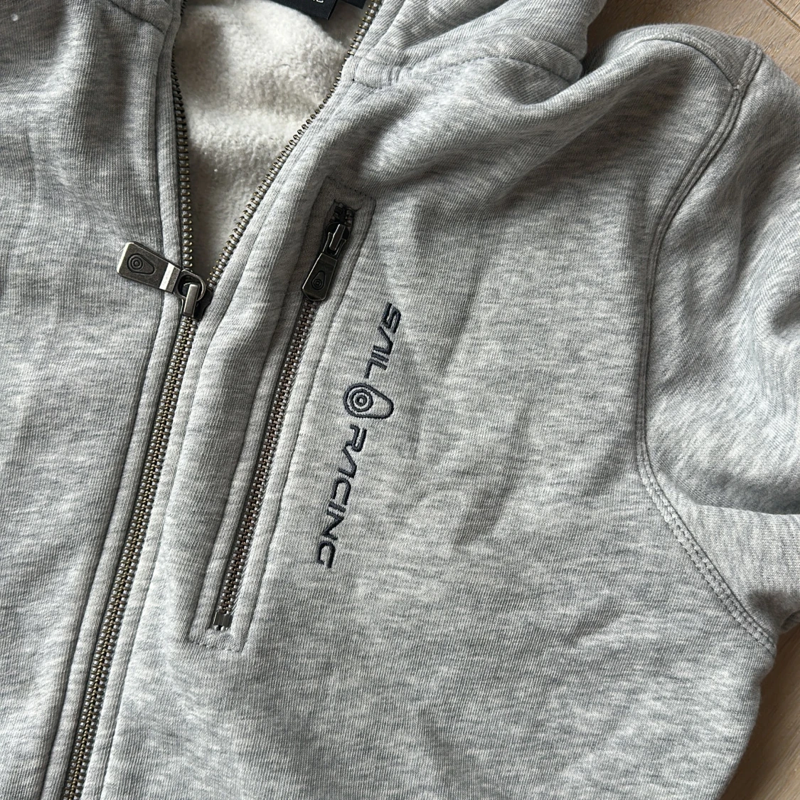 Grå hoodie från Sail Racing med dragkedja - 3