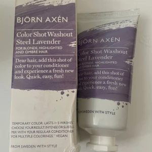 *NY*Björn Axén Color Shot Steel Lavender - Ny oanvänd. Kartongen lite knöcklig pga frakt ingen påverkan på produkten. Färggivande hårprodukt i nyansen Steel Lavender från Björn Axén. Blandas med balsam för att ge håret en tillfällig lavendellila ton, perfekt för blont, slingat eller ombre hår. Vegansk formula med solrosolja, vitamin E och B5. Räcker till flera användningar. 50 ml. Nypris: 129 kr, Pris nu: 50 kr 