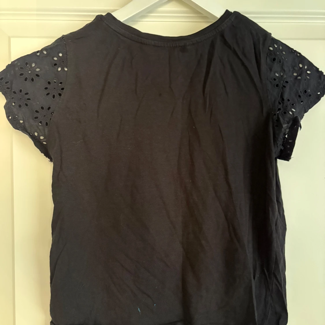 Svart blus med broderade ärmar  - 1