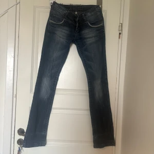 Blå lågmidjade jeans från Amisu - Snygga lågmidjade straight fit jeans som får folket bryta nacken när man går förbi🙈priset kan diskuteras!
