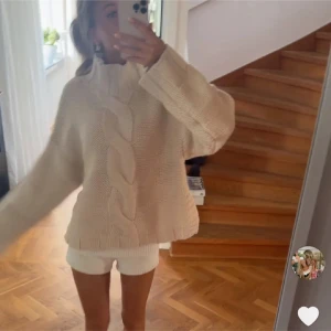 Stickad tröja  - Sååååå najs stickad tröja från Zara me prislapp kvar❣️❣️❣️ slutsåld i S