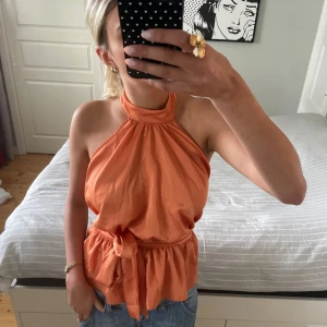 Topp - Så fin orange topp med öppen rygg💓