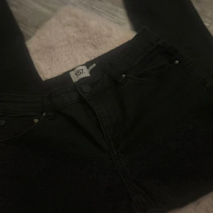 Svarta skinny jeans från 157, stl S - Svarta skinny jeans från 157 i storlek S. Klassisk femficksmodell med dragkedja och knapp framtill. Jeansen har smal passform och är tillverkade i ett stretchigt bomullsmaterial för en bekväm känsla. Perfekta till sneakers eller boots.
