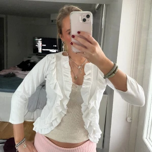 Kofta - Jätteslt vit kofta. Den går även att knäppa ihop med en liten metall grej som inte syns😊❤️