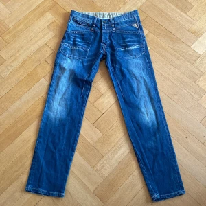 Blå Replay jeans straight fit 32/32 - Säljer ett par klassiska blå jeans från Replay i rak modell. Jeansen har snygga slitningar.