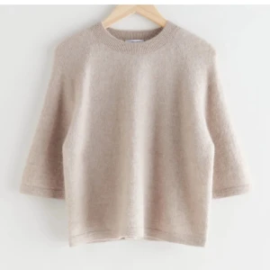 Ge pris förslag!! Beige stickad tröja & Other Stories - Köp för 699kronor. Mysig beige stickad tröja från & Other Stories med rund halsringning och trekvartsärm. Jag har använt den 1 gång och väldigt populär på TikTok 