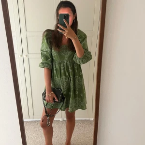 Grön ZARA kort klänning  - Supersöt grön kortklänning med vitt blommigt mönster, trekvartsärmar. Så användbar till sommaren. Verkligen så fin ❤️🥹