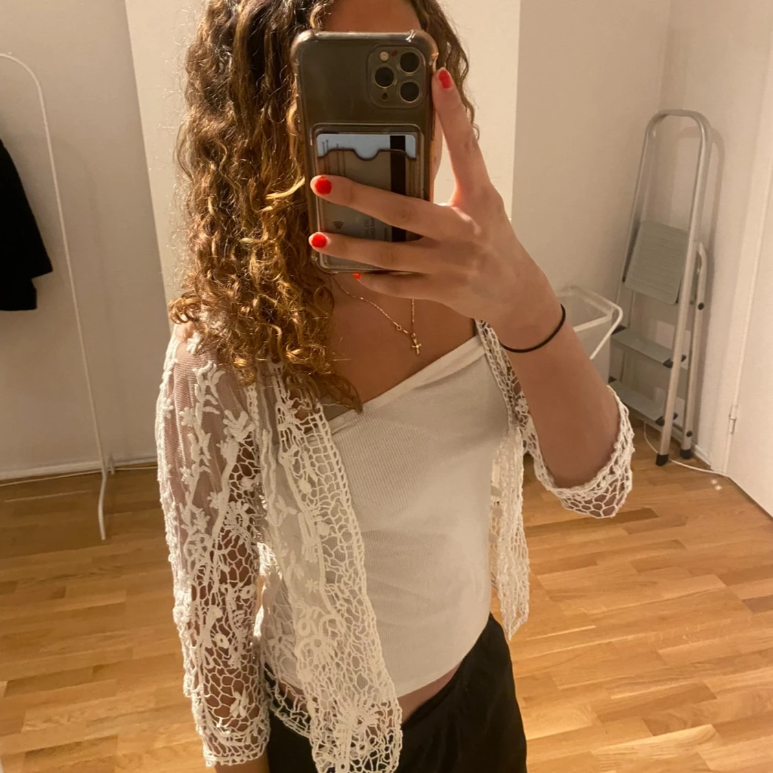 Vit croppad spets-bolerotopp