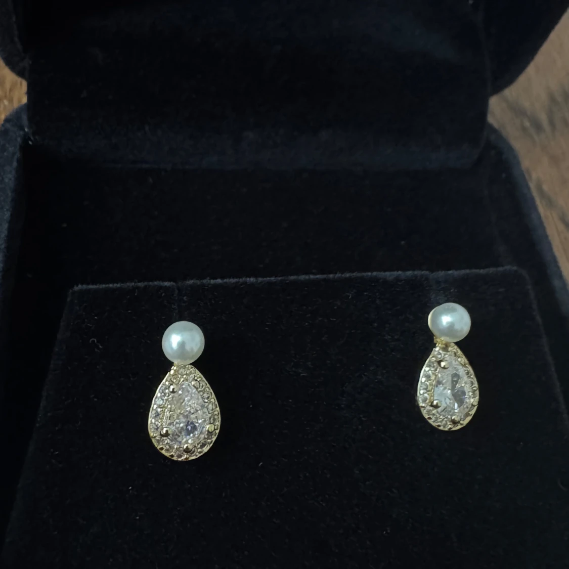 Guldiga örhängen med pärla och kristall - 3