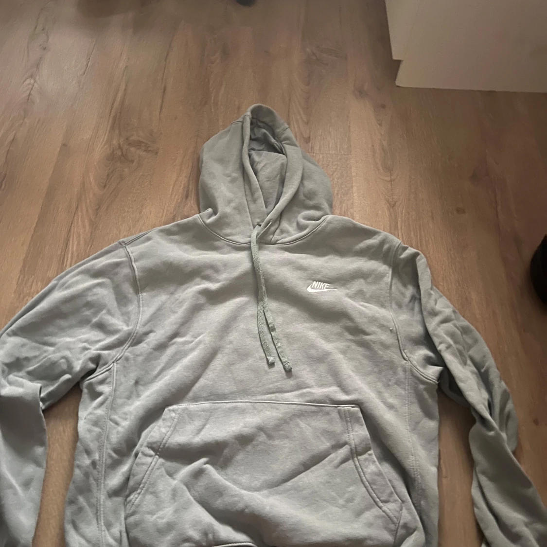 Grå hoodie från Nike med broderad logo