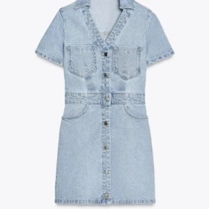 Ljusblå jeansklänning Zara - Superfin ljusblå jeansklänning från Zara, nästan aldrig använd och helt utan defekter💞säljs pga att jag inte använder den!
