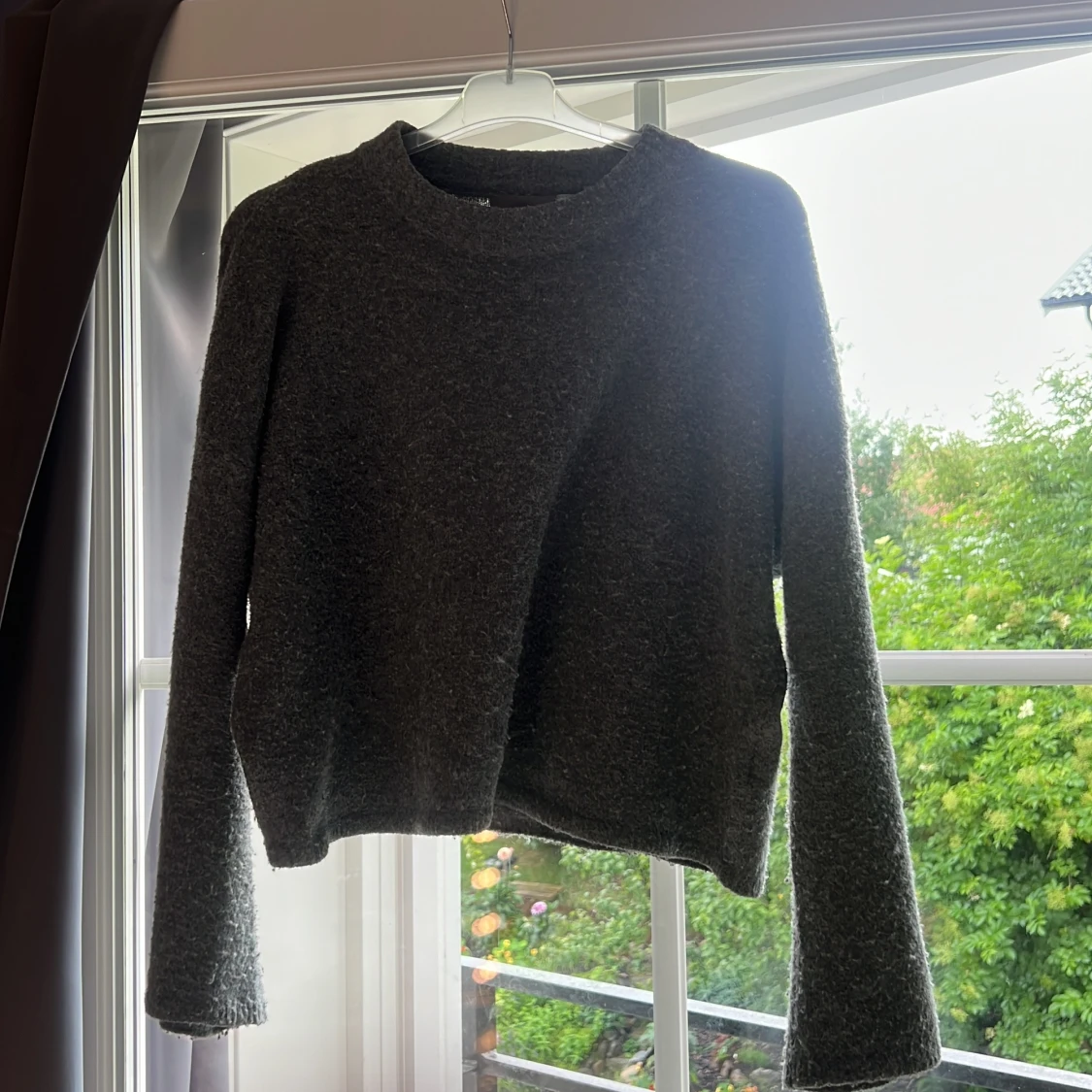 Mörkgrå stickad tröja med lång ärm - 1