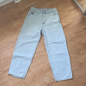 Polar Big Boy ljusblå jeans L - Baggy Polar jeans med gammal logga, använda endast ett flertal gånger och inget som syns. Väldigt sällsynta i sånt här skick