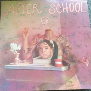 Melanie Martinez After school EP  - After school EP köpt 2021 på bengans, vinylskivan är blå och skivan har aldrig spelats. Nypris: 349kr