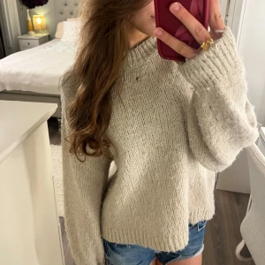 Beige stickad tröja från Gina Tricot - Supermysig beige stickad tröja från Gina Tricot i storlek XS. Tröjan har en rund halsringning, långa ärmar och en loose fit. Den är lite nopprig och använd som man ser på bilden💗💗