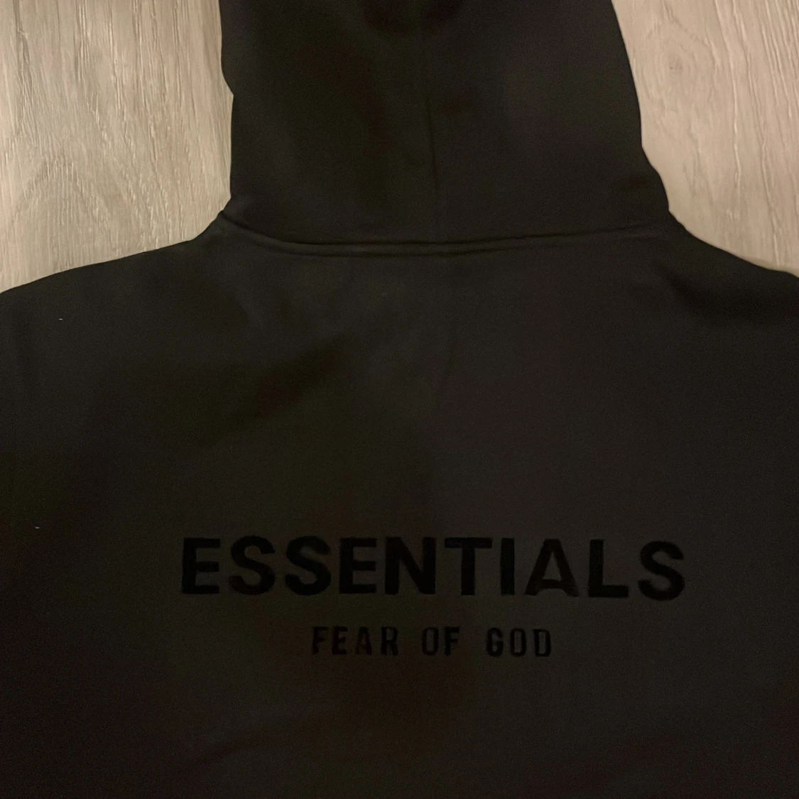 Svart Essentials hoodie Fear of God