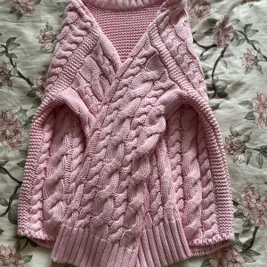 Rosa kabelstickad tröja - En somrig, ljusrosa stickad tröja från Gina Tricot! Stl s, mycket bra skick. 