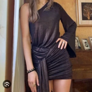 Klänning  - Klänning från Zara, i brun Guldig färg. Med en snygg knut samt off shoulder. Så snygg till festligheter och andra sammanhang. Den är endast använd vid ett tillfälle och därav i ett toppen skick. 🍒