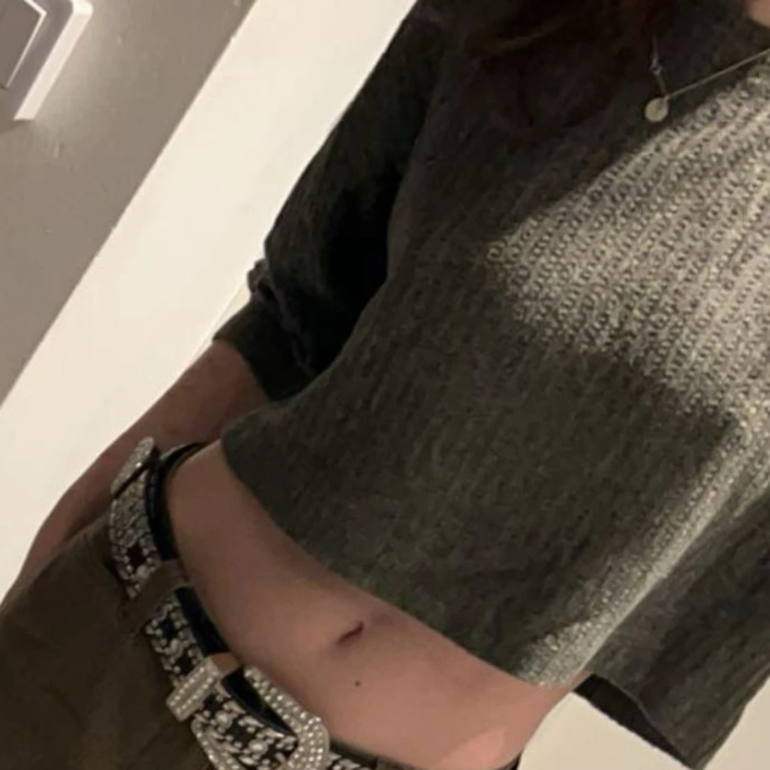 Grå croppad stickad topp