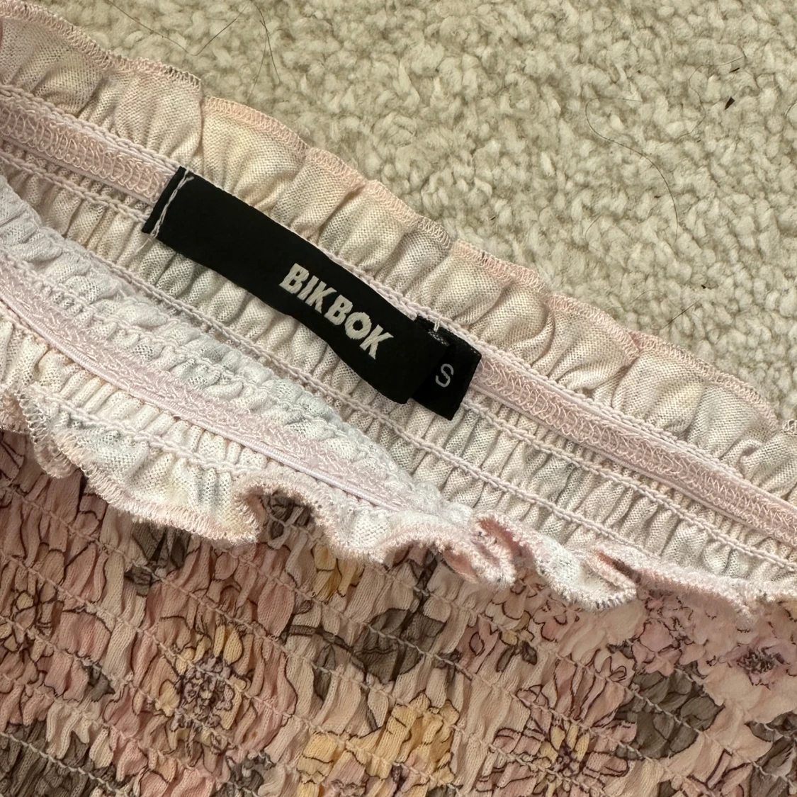 Blommig offshoulder topp från BikBok - 1