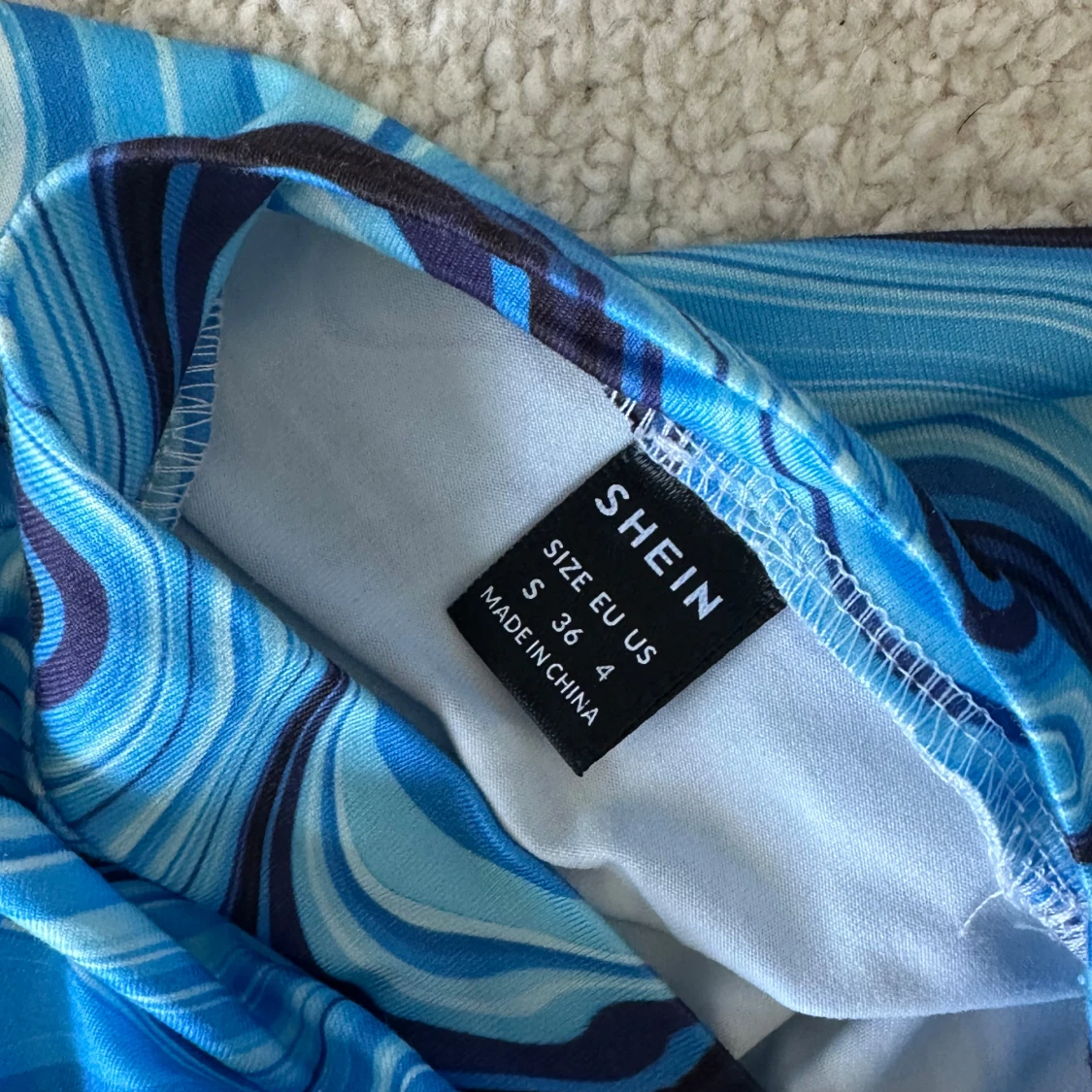 Blå croppad topp med vågmönster Shein - 1