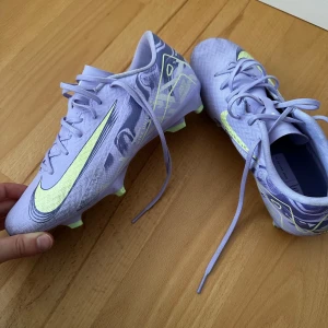 Lila Nike fotbollsskor  - Snygga lila fotbollsskor från Nike. Använda men i bra skick. Hör av er vid frågor eller fler bilder!! 💞