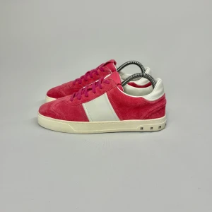 Valentino flycrew rosa - Säljer mina helt nya valentino flycrew skor. Skorna skapas inte längre och är därav väldigt svåra att få tag på. Självklart äkta! DM vid intresse!