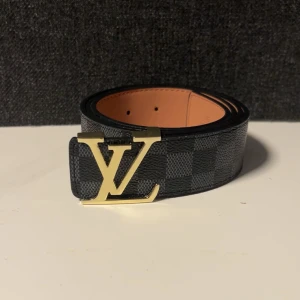 Bälte - Svart lvbälte med gold buckle. Helt ny