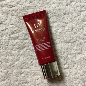 Missha Perfect Cover BB Cream No.13 - Missha Perfect Cover BB Cream EX i nyansen No.13 (Bright Beige) med SPF42 PA+++. Aldrig använd, endast testad med pensel för att kontrollera nyansen och färgen. Säljer pågrund av fel färg.