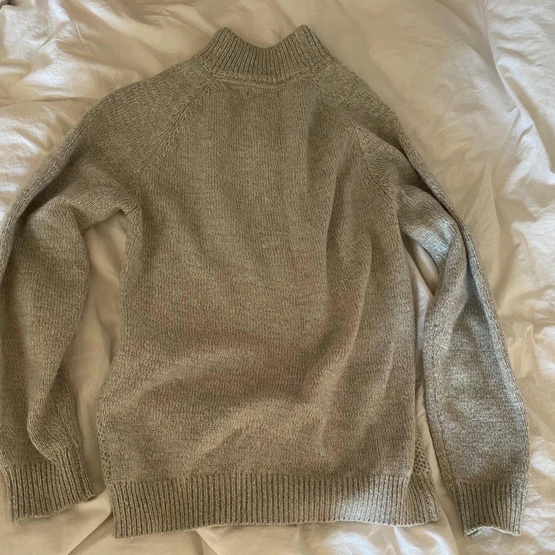 Grå stickad tröja med knappar - 1