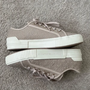 Beige sneakers Tommy Hilfiger - Snygga beige sneakers från Tommy Hilfiger med quiltat monogrammönster och tjock vit platt sula..  Skriv om du vill ha fler bilder och priset kan diskuteras❤️❤️❤️