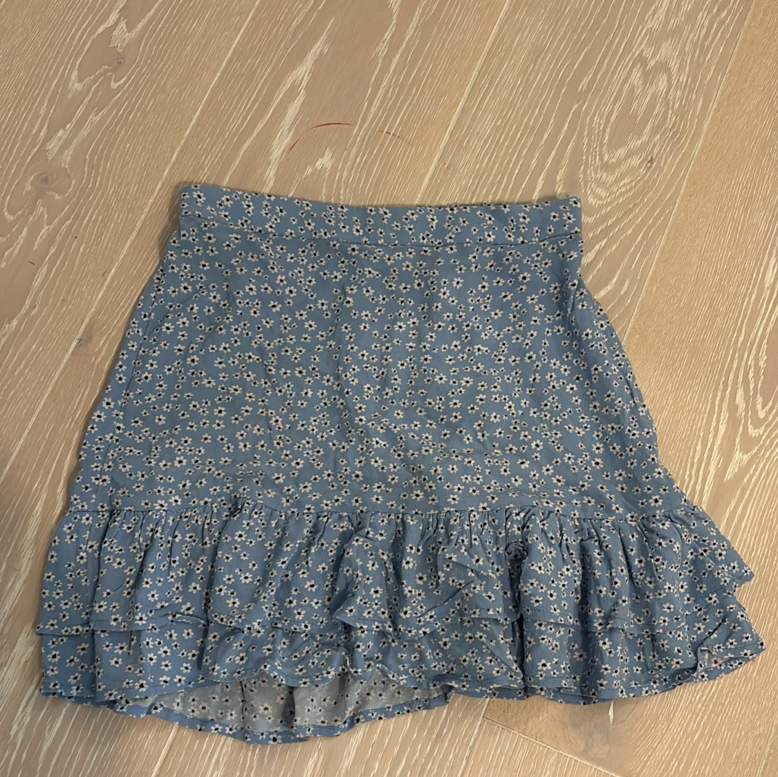 Blommig blå volangkjol från Lindex  - 2