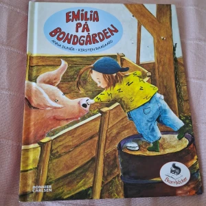 Emilia på bondgården - Följ med Emilia på äventyr bland djuren på bondgården! Färgglada illustrationer och charmiga scener gör denna bok perfekt för dig som gillar lantliv, djur och roliga upptåg.