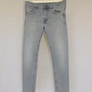 Dondup jeans  - DONDUP JEANS  Storlek : W31  Passform : Roddy  Mått : A = 37CM - B = 91CM  Användning : Jeansen är i ett väldigt fint skick utan defekter  Nypris : Cirka 3500SEK
