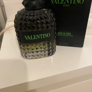 Valentino Uomo Born In Roma Green - Valentino Uomo Born In Roma Green Stravaganza EdT, 100 ml. Flaskan är coolt designad med nitar och har en grön-svart gradient i glaset samt svart etikett med neongrön text. Kommer med originalkartong. Perfekt för dig som gillar exklusiva och trendiga dofter.