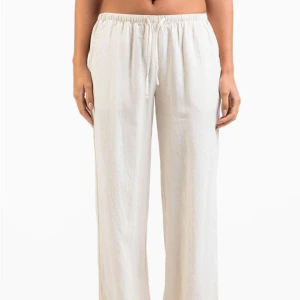 Beiga linnebyxor - Beiga linnebyxor från Madlady. Nyskick då de tyvärr inte kommer till användning. Storlek: S-Regular, nypris 599kr