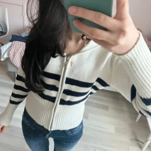 Zara kofta - Vit/svart stickad tröja från Zara med dragkedja. Dragkedjan funkar bra! Priset kan diskuteras💗