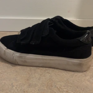 Even odd skor  - Säljer mina even odd skor i 36 från Zalando använda men inte slitna tvättar sulorna innan skorna skickas iväg 