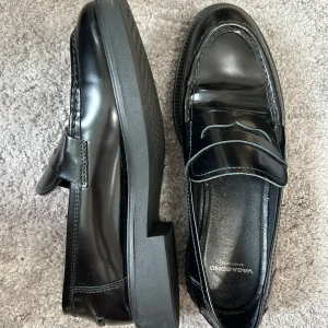 Vagabond Loafers - Klassiska svarta loafers från Vagabond i storlek 38. Nysick, använda jättelite som man kan se på bilden. Jag har vanligtvis stl 38,5 så dom e lite tighta på mig! Som du kan se på sista bilden så kostar nya 1500kr. Du sparar nästan 1000 spänn!