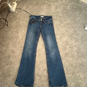 Jeans 💙  - Snygga och sköna mörk blåa jeans från ginatricot! I storlek 146 men passar mig i xss! Köpt för 300kr 