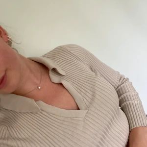 Ribbad topp med krage  - Croppad ribbad beige topp med krage