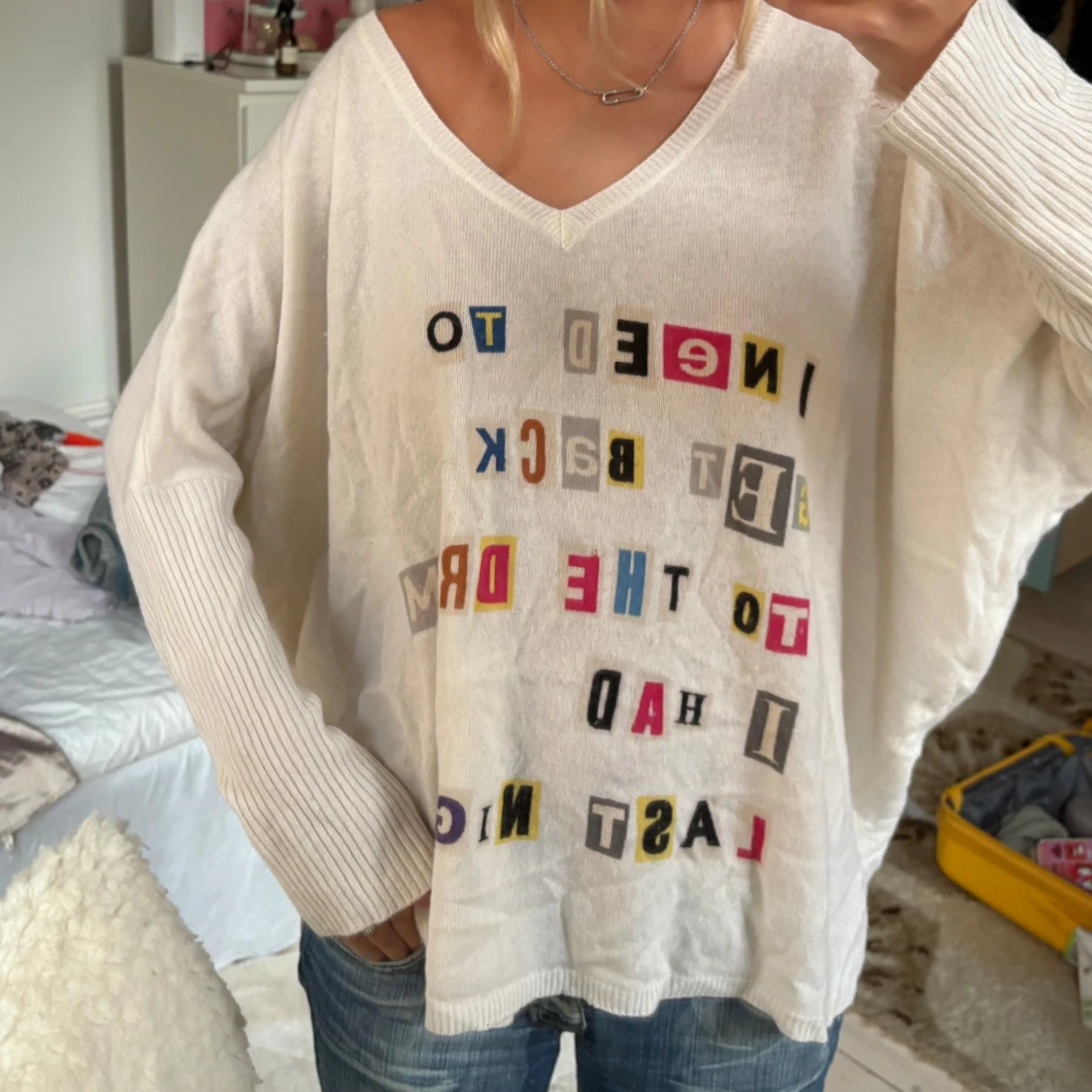 Vit v-ringad tröja med färgglatt tryck - 1